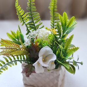 Arranjo floral em vaso de porcelana