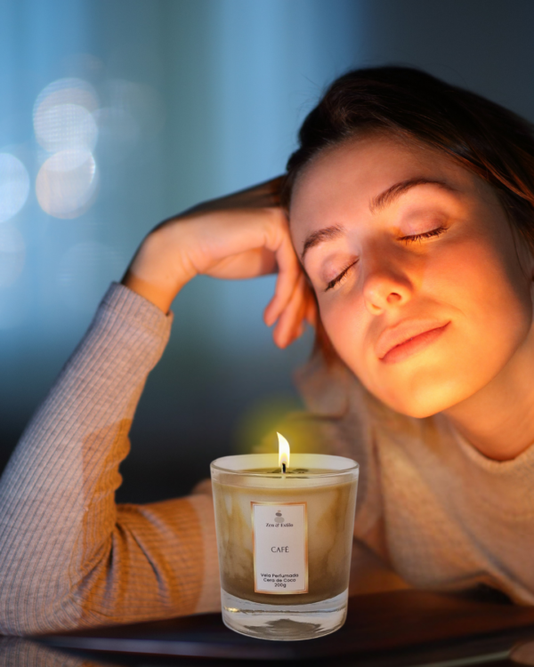 Sinta o Aroma da Vela de Café Zen & Estilo e se apaixone.