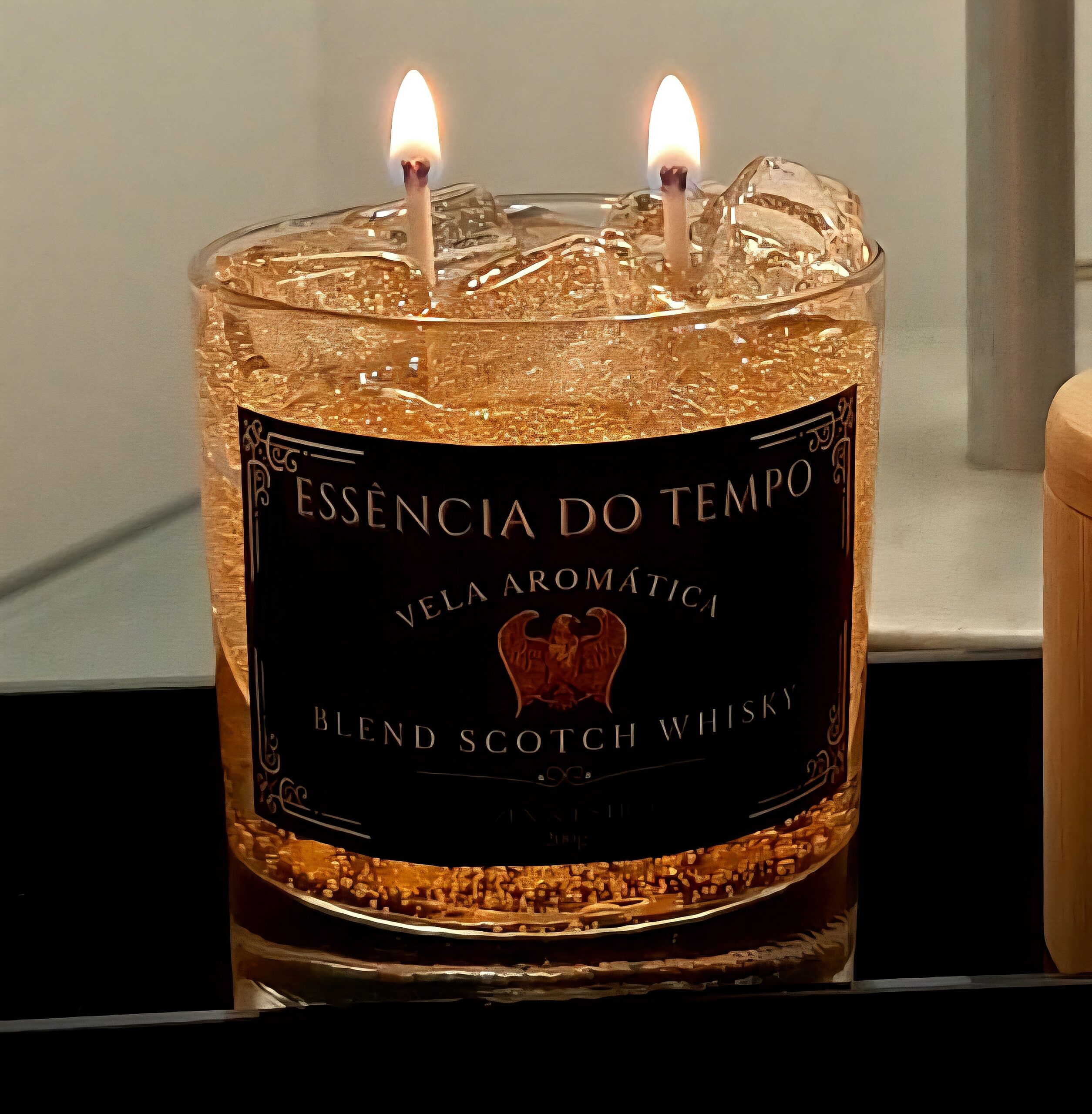 Cesta Masculina com vela aromática essência do tempo Whisky & Estilo