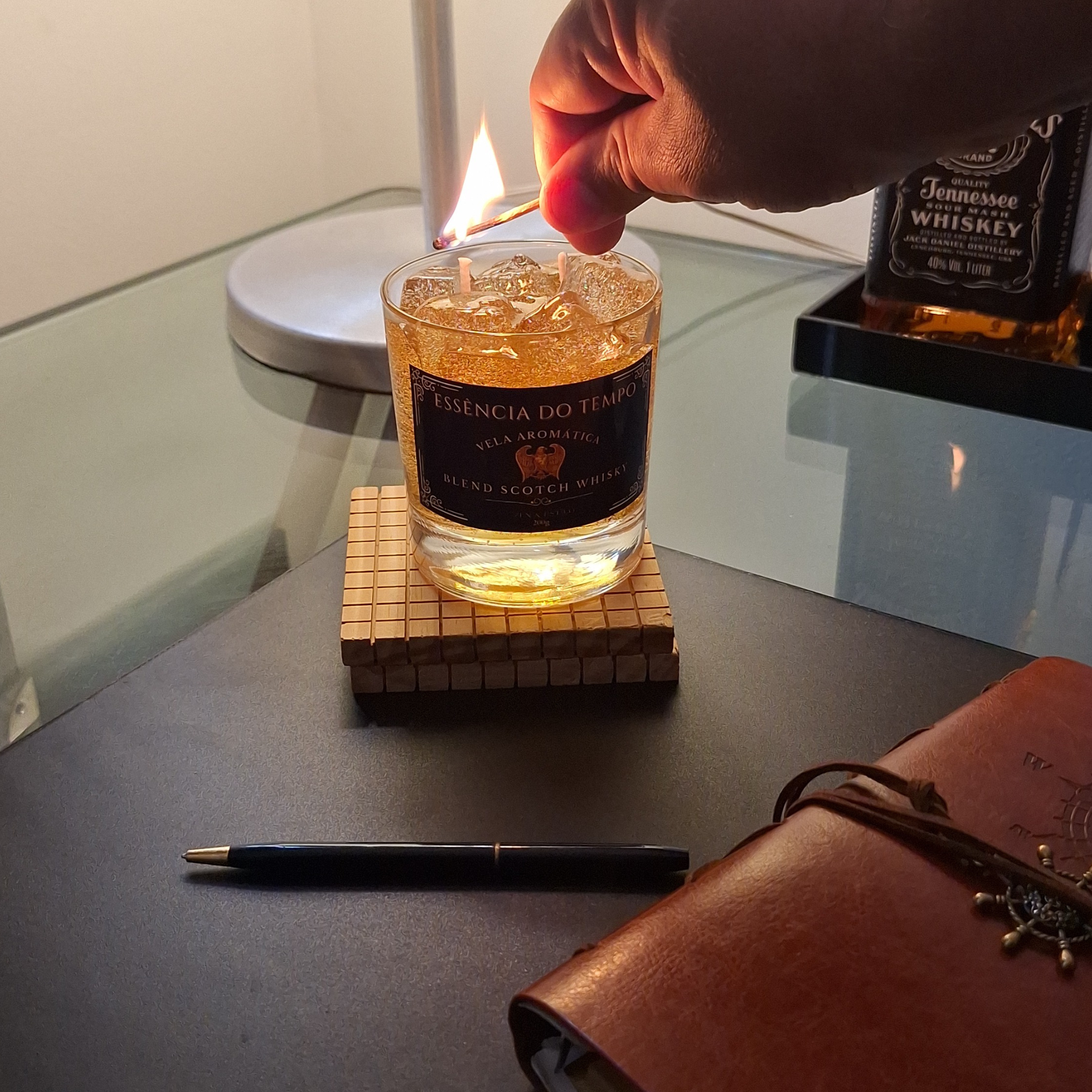 Cesta Masculina com vela aromática essência do tempo Whisky & Estilo