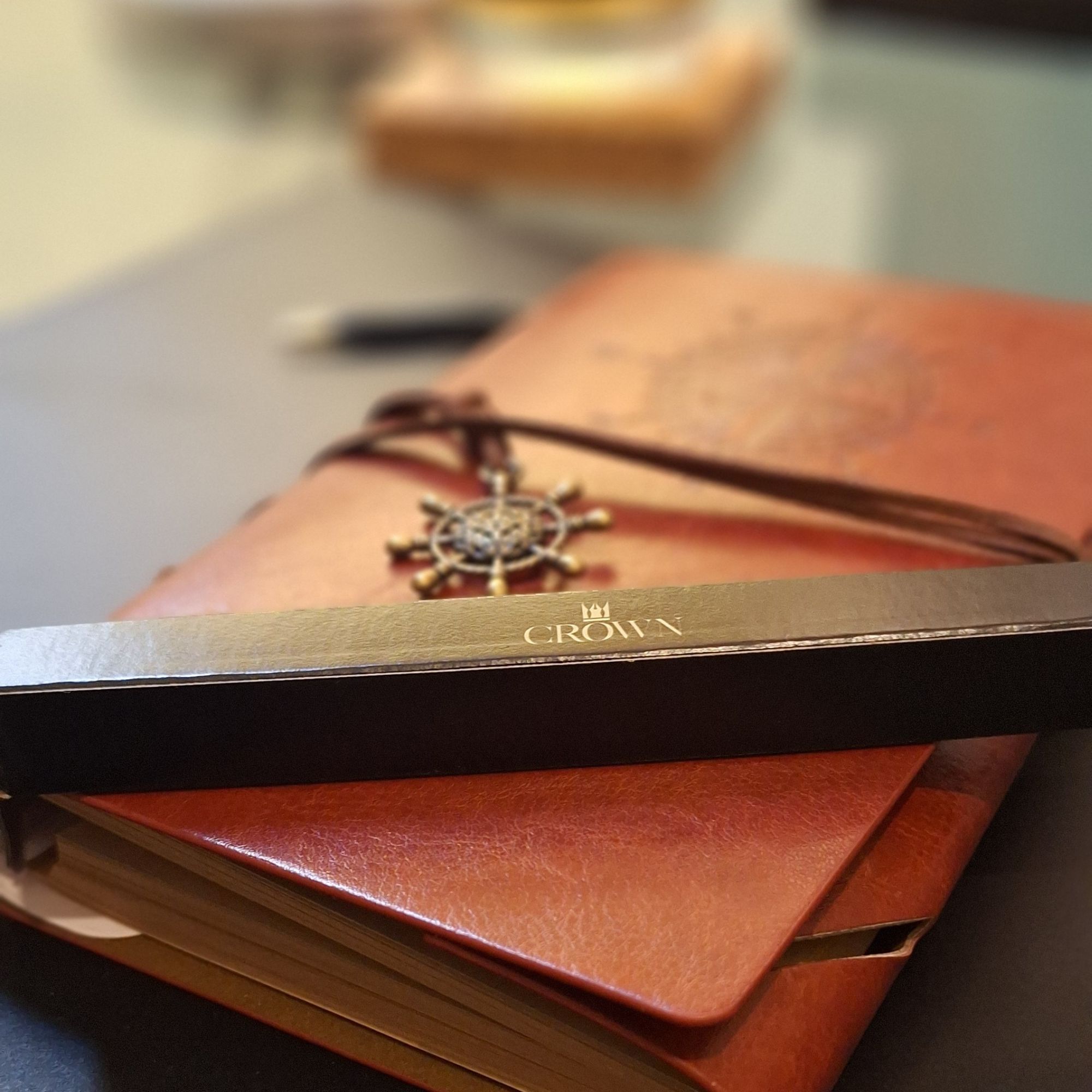 Cesta Masculina com caderno de couro e caneta crown Whisky & Estilo