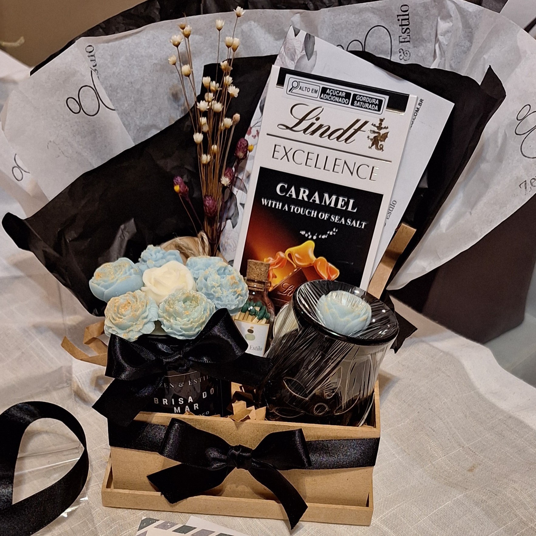 Cesta Presente Elegância Aromática - Buquê, Rechaud, Lindt e Caixa Madeira